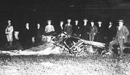 Archivo:Jorge Newbery Restos del avión de Teodoro Fels que piloteaba 1 mar 1914
