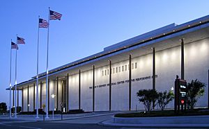 Archivo:Kennedy Center at Dusk
