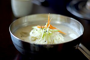 Archivo:Korean noodles-Kongguksu-01