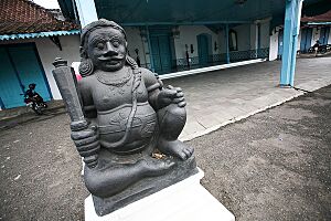 Archivo:Kraton Surakarta - Statue