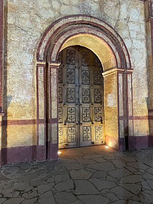Archivo:La puerta de la Iglesia Jesuita de San José de Chiquitos en la noche