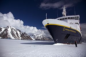 Archivo:National Geographic Explorer in fast ice, Antarctica