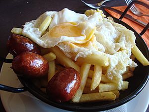 Archivo:Patatas fritas, huevo y chorizos