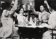 Archivo:Photograph of Violet Oakley, Jessie Willcox Smith, Elizabeth Shippen Green, and Henrietta Couzens