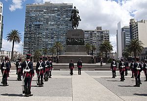 Archivo:Plaza Independencia + Cambio de Guardia(Blandengues) 2