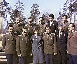 Archivo:RIAN archive 888102 Soviet cosmonauts