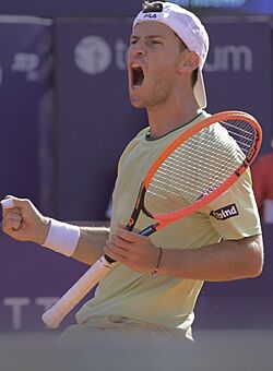 Retiro de Diego Schwartzman (cropped 2).jpg