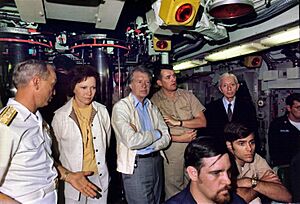 Archivo:Rosalynn Carter, Jimmy Carter and Admiral Hyman Rickover aboard the submarine USS Los Angeles. - NARA - 174924