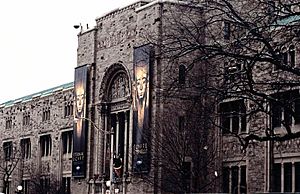 Archivo:Royal Ontario Museum (outside view, 2005)
