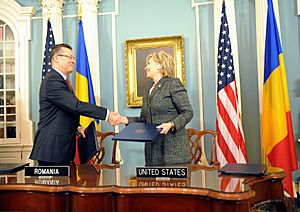 Archivo:Secretary Clinton and Romanian Foreign Minister Sign Agreements (3583019087)