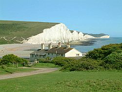 Archivo:Seven Sisters cliffs and the coastguard cottages, from Seaford Head showing Cuckmere Haven (looking east - 2003-05-26)