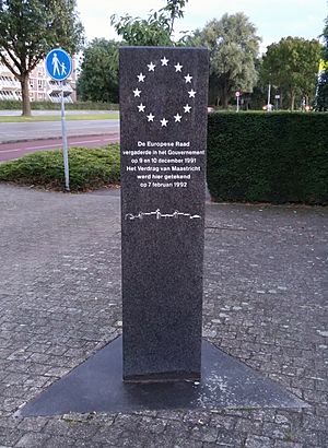 Archivo:Stone memorial in front of the entry to the Limburg Province government building in Maastricht, Netherlands, commemorating the signing of the Maastricht Treaty in February 1992