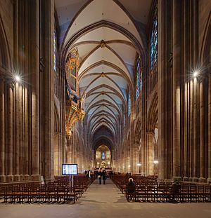 Archivo:Strasbourg Cathedral nave looking east- Diliff