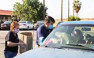 Archivo:TJ Cox distributing food during COVID-19 pandemic with United Farm Workers Foundation, Delano, California 03