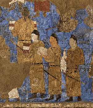 Archivo:Tang Dynasty emissaries at the court of Varkhuman in Samarkand carrying silk and a string of silkworm cocoons, 648-651 CE, Afrasiyab murals, Samarkand