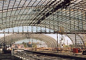 Archivo:Train station Berlin Lehrter Bahnhof 2
