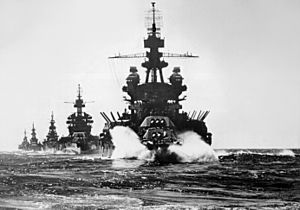 Archivo:US warships entering Lingayen Gulf 1945
