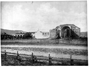 Archivo:View of Mission San Juan Capistrano, from the east, ca.1900 (CHS-717)