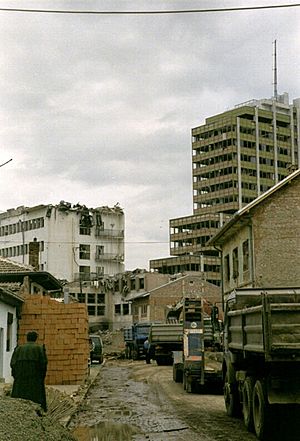 Archivo:War-Torn Pristina, Kosovo