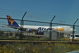 Archivo:747-400 Estacionada en el aeropuerto de Zaragoza-Aragón-España de la aerolínea Atlas Air
