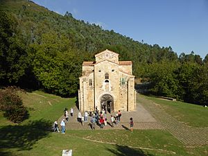 Archivo:Arte asturiano, iglesia prerrománica de San Miguel de Lillo, Asturias, España