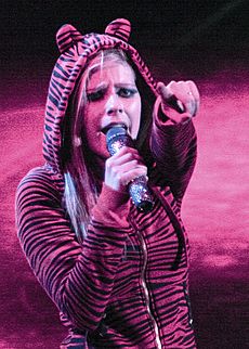 Archivo:Avril Lavigne pointing Best Damn Tour (cropped)