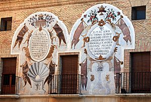 Archivo:Ayuntamiento Calanda II - Frescos fachada Foto - José Antonio Bielsa Arbiol
