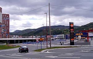 Archivo:Barakaldo Megapark gasolinera