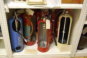 Archivo:Blythe House, Science Museum 14 - cut fire extinguishers