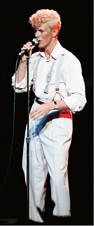Archivo:Bowie 1983 serious moonlight