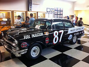 Archivo:Buck Baker 1957 Chevy Bel Air International Motorsports Hall of Fame