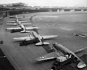 Archivo:C-47s at Tempelhof Airport Berlin 1948