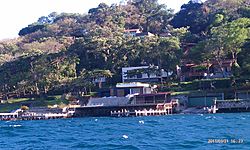 Archivo:Casa de alfredo cristiani en la isla del lago de coatepeque - panoramio