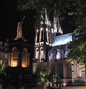 Archivo:Cathedrale clermont place victoire