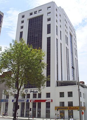 Archivo:Clinica Medellin-sedeCentro
