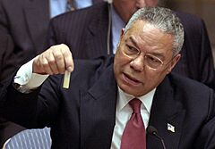 Archivo:Colin Powell anthrax vial. 5 Feb 2003 at the UN