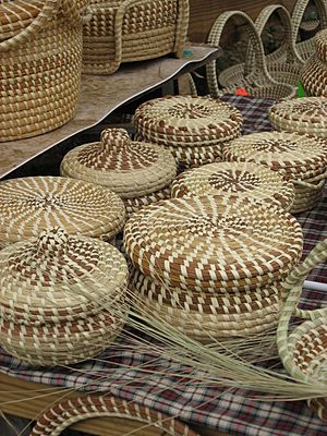 Archivo:Edisto Island National Scenic Byway - Sweetgrass Baskets - A Gullah Tradition - NARA - 7718281