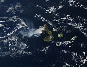 Archivo:Eruption on Isla Fernandina