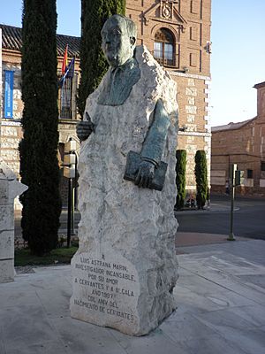 Archivo:Escultura de Luis Astrana Marín, en Alcalá de Henares (España)