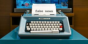 Archivo:Fake news - 51120419628