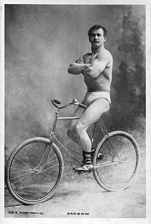 Archivo:Falk, Benjamin J. (1853-1925) - Eugen Sandow (1867-1925) - 1894 - bicletta