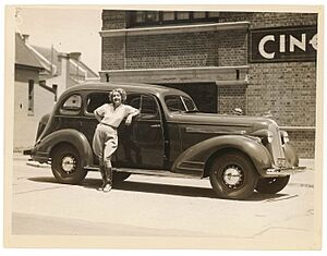 Archivo:Film actor Helen Twelvetrees and her 1935 Pontiac, Cinesound Studios, Sydney, 1936 - Sam Hood (3566267470)