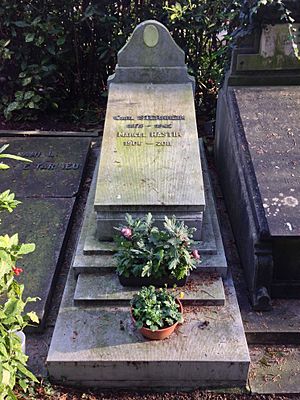 Archivo:Grave Carl Sternheim and Marcel Hastir - Ixelles Bruxelles