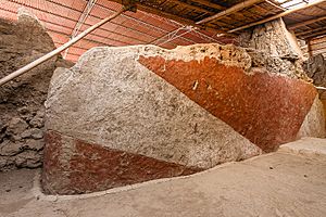 Archivo:Huaca Ventarrón - Mural rojo y blanco