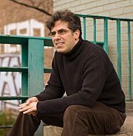 Archivo:Jonathan Lethem on the banks of the Gowanus Canal in Brooklyn, NY