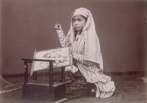 Archivo:KITLV - 103795 - Malaysian woman embroidering, Singapore - circa 1890