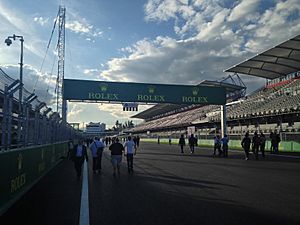 Archivo:Main straight - Mexican Grand Prix 16