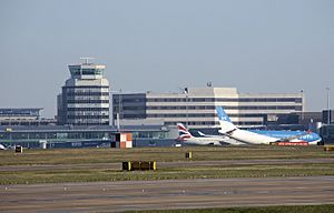 Archivo:Manchester airport from the south arp