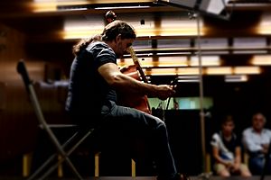 Archivo:Manuel García García tocando la viola de gamba durante un concierto