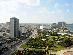 Archivo:Miami-downtown-from-intercontinental-hotel